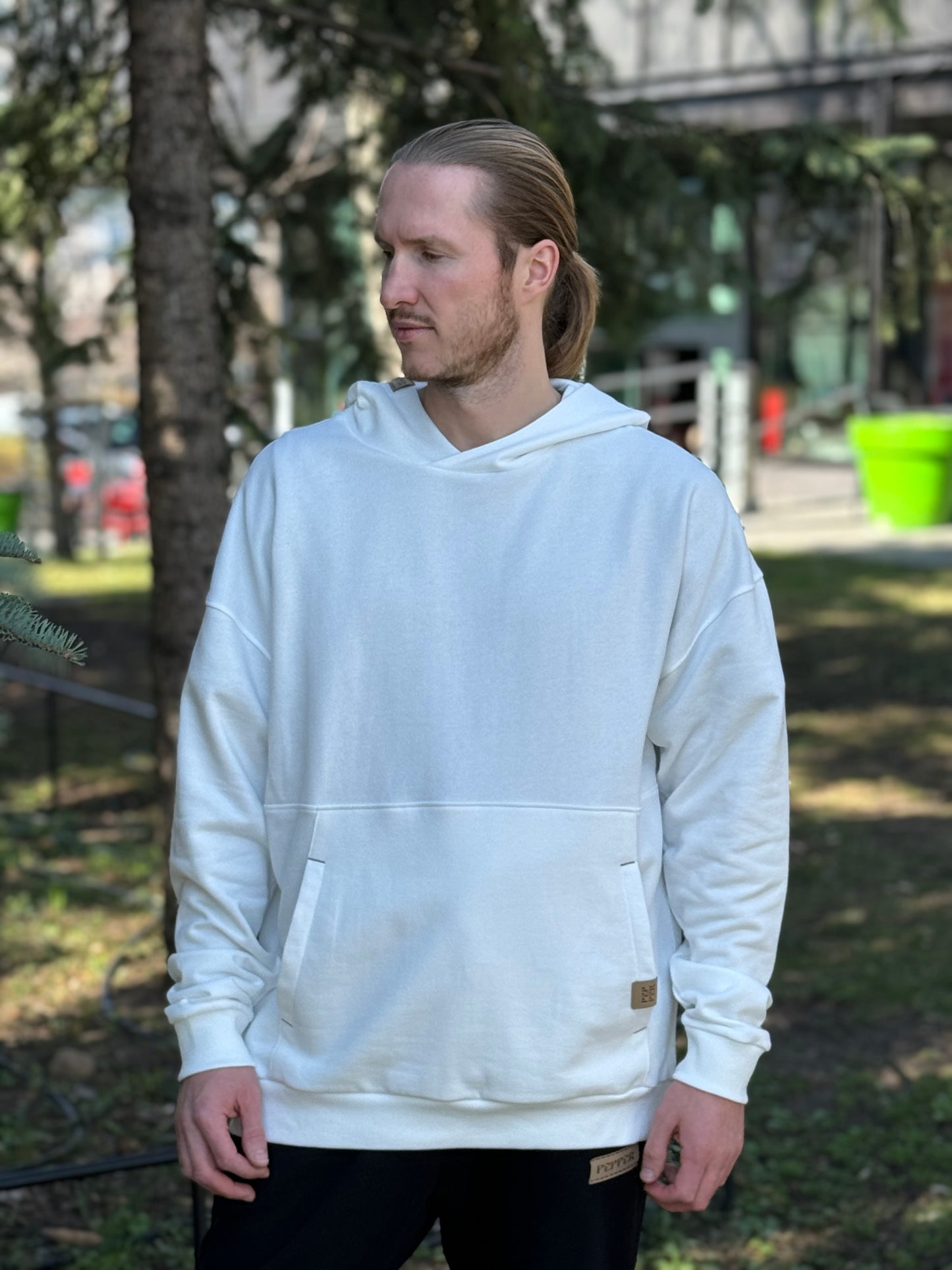 PEPPER UNISEX oversized baltas džemperis su pūkeliu ir gobtuvu