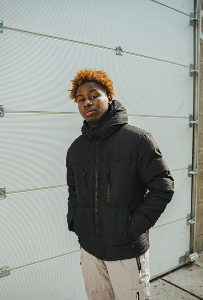 FRILIVIN juoda puffer striukė su gobtuvu