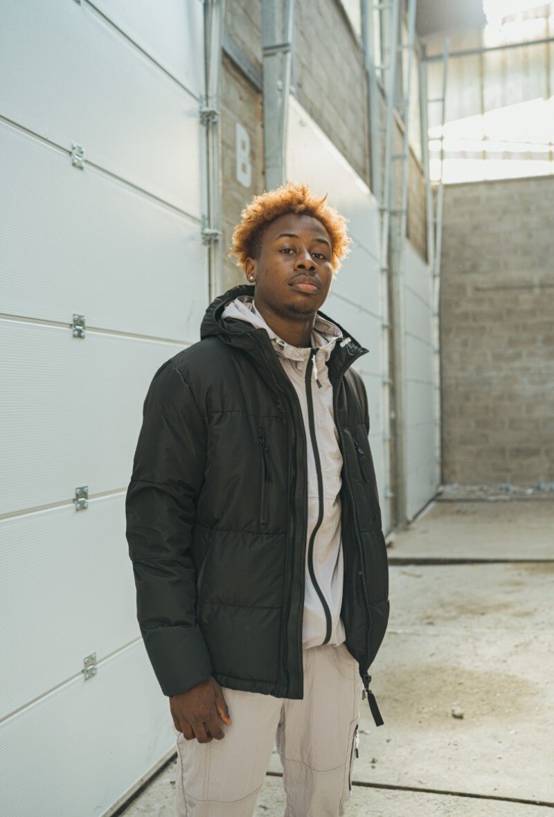 FRILIVIN juoda puffer striukė su gobtuvu